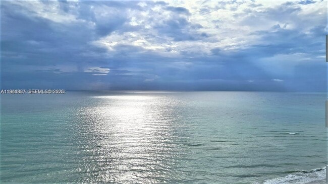 Building Photo - 3140 S Ocean Dr