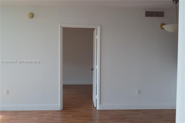 Building Photo - 1800 N Bayshore Dr