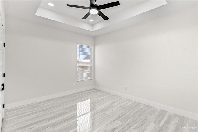 Building Photo - 13 E La Pointe Ave