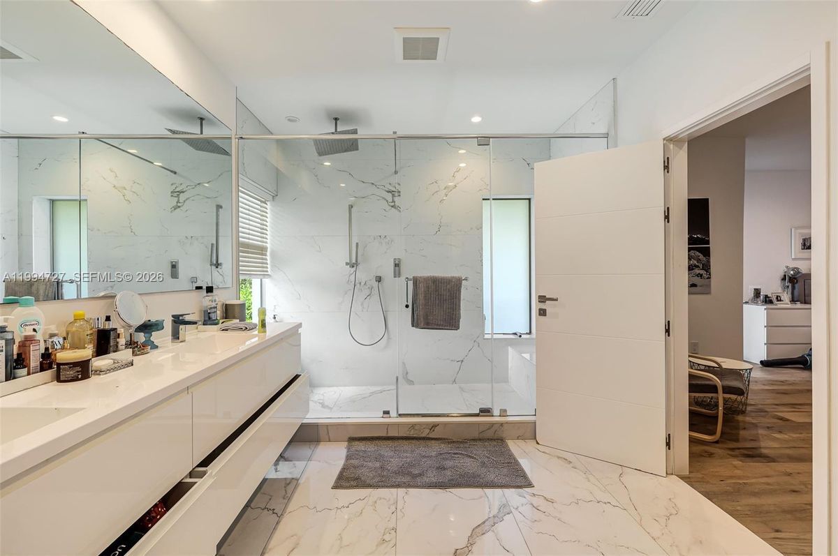 Building Photo - 79 Shore Dr E