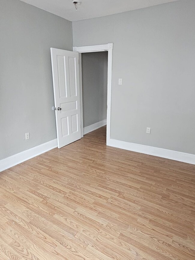 Building Photo - 3 Bedroom 1 bathroom Available