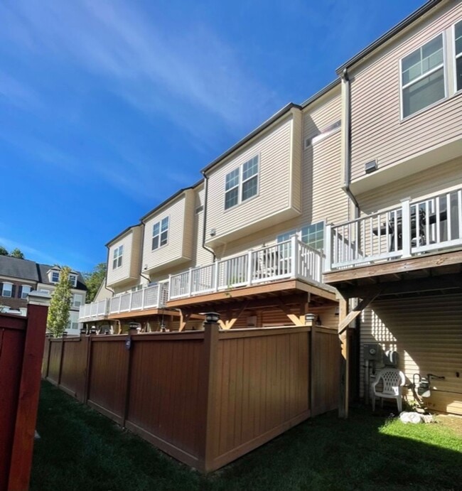 Building Photo - LOVELY WELL MAINTAINED TH IN GALLERY PARK