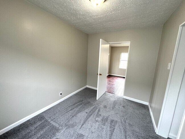 Building Photo - Near Eastside 3 Bedroom 1 Bath