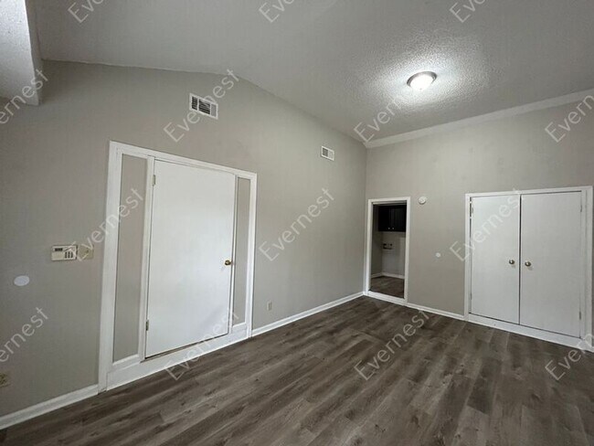 Building Photo - 4330 Almo Ave