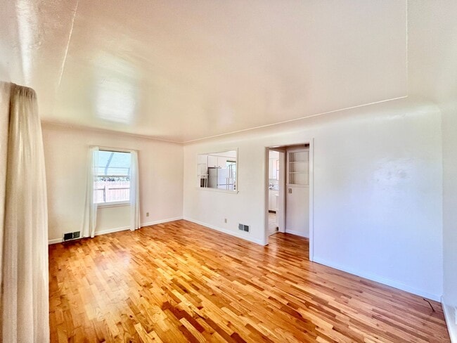 Building Photo - Cozy 2 bed 1 bath Home with Fenced Yard!