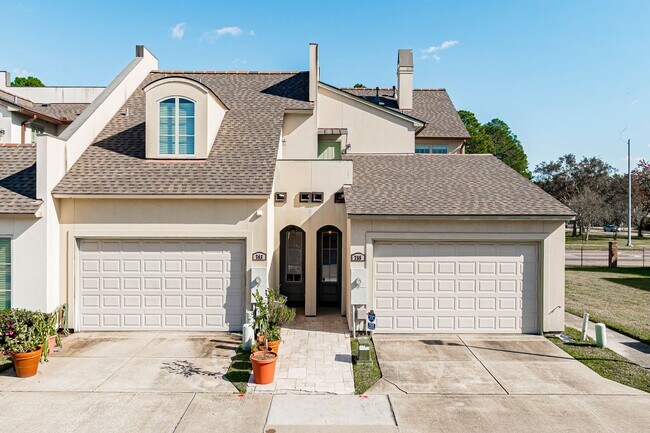 Building Photo - 3 Bedroom Townhome Available Now Near Old Goodwood!