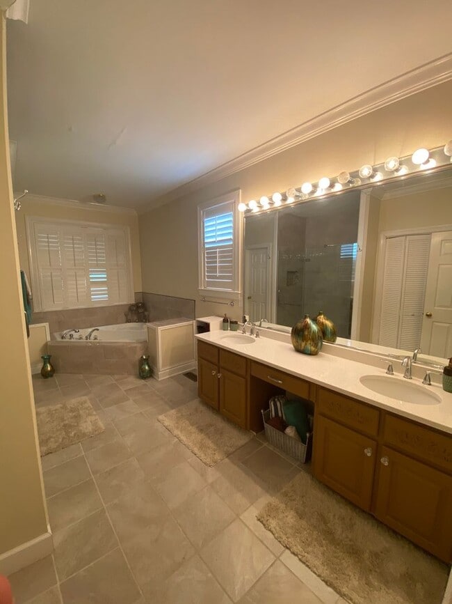 Building Photo - Beautiful Brick Home for Rent – Spacious, Bright & Welcoming