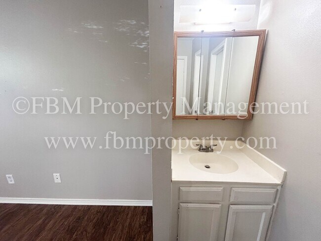 Building Photo - 701-703 Hillcrest Ct
