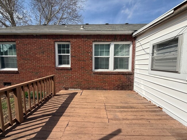 Building Photo - 2 Bedroom fenced yard with BONUS Room