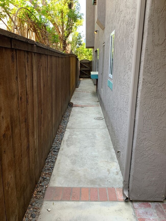 Building Photo - MIC