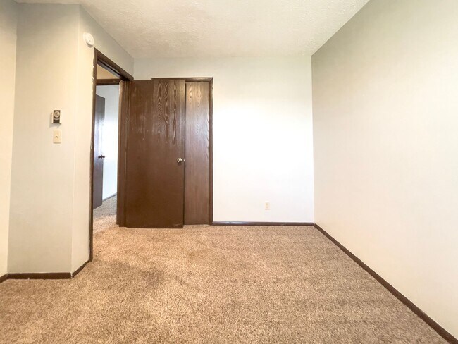 Building Photo - 2213 E Memorial Dr