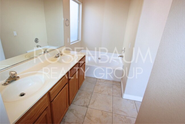 Building Photo - Charming 4-beds, 2-baths home in Wildflowe...