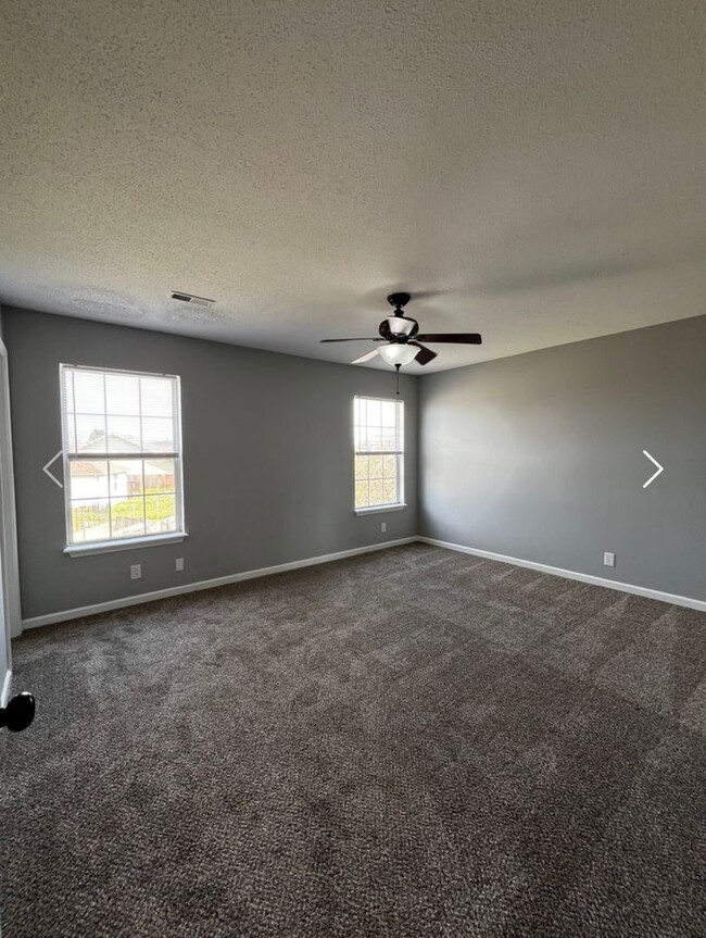 Building Photo - 3 Bedroom 2 Bathroom Home with Fenced in B...