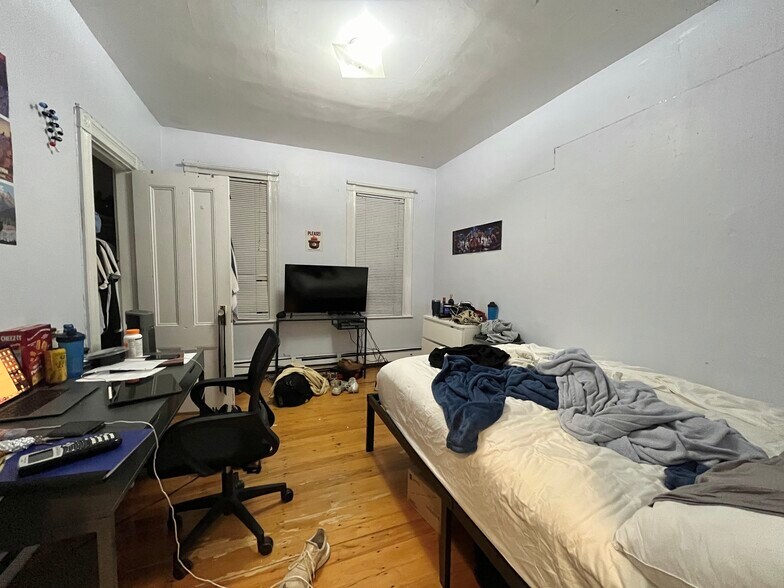 Building Photo - 168 Hillside St