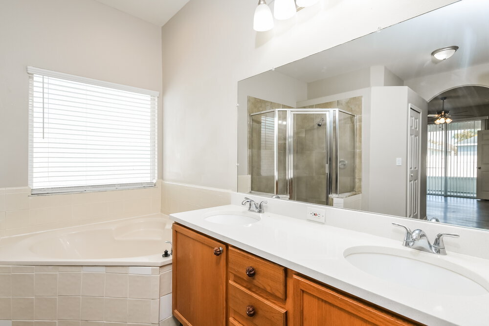 Building Photo - 1027 Lake Biscayne Way