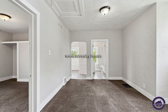 Building Photo - 1310 Almon Ave