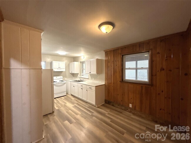 Building Photo - 2000 Weststone Dr