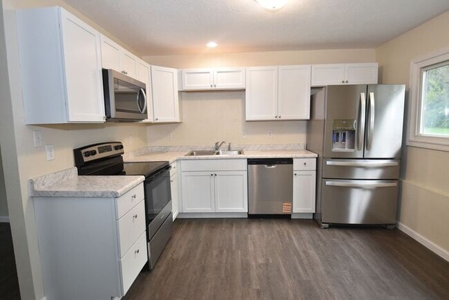Building Photo - Elkhart North West- 3 bedroom ranch with d...