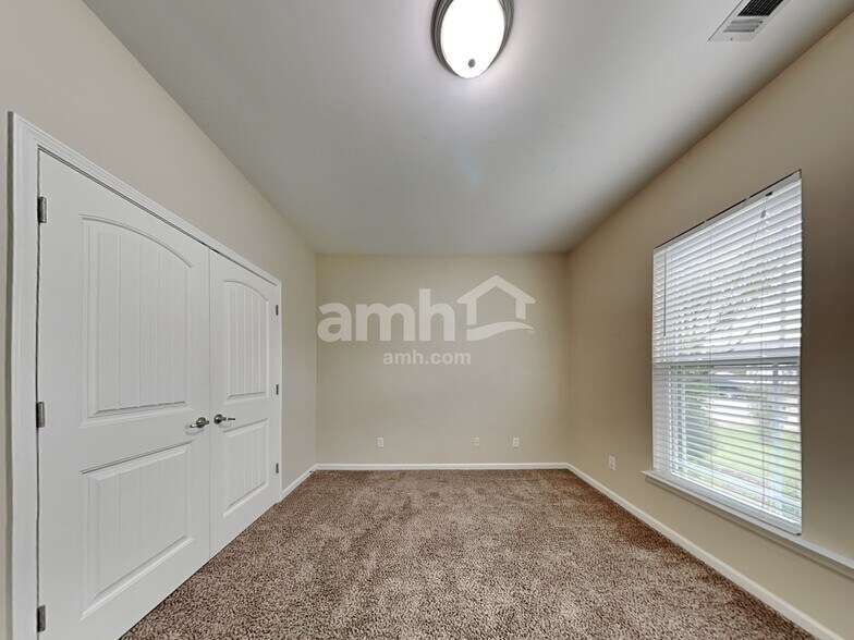 Building Photo - 172 Lakepointe Dr
