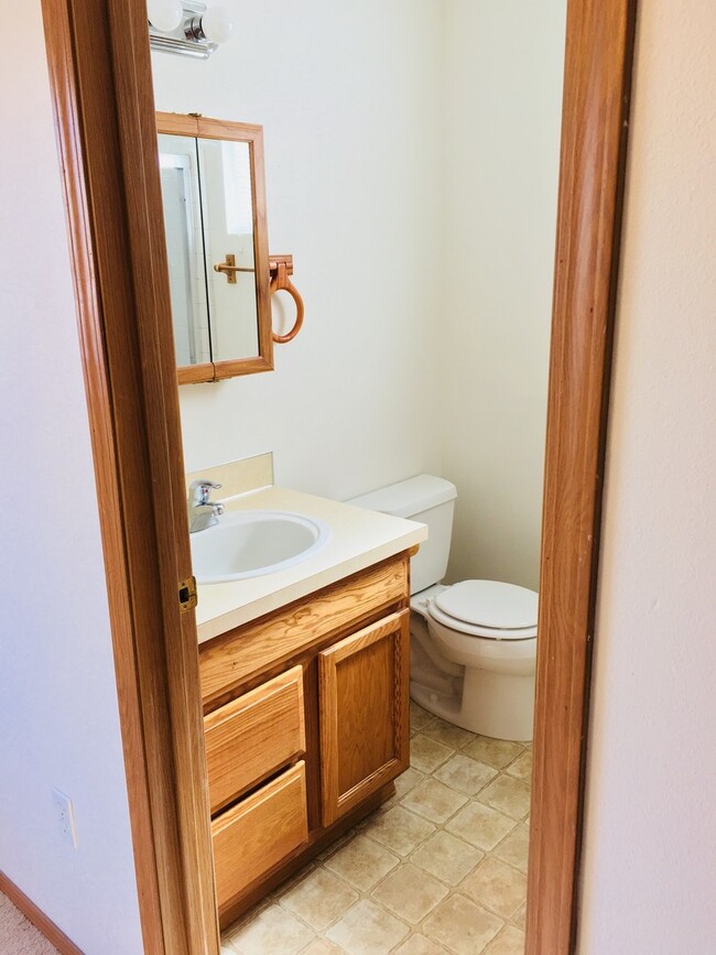 Building Photo - Close to Downtown and CWU!