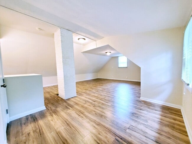 Building Photo - 3 Bed - 1 Bath Colonial for Rent | Complet...