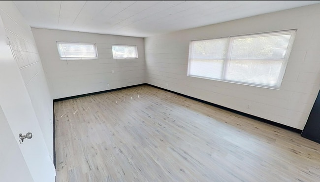 Large living room - 2208 Garden Pl