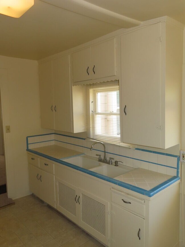 Building Photo - Wonderful unit in desireable location in M...