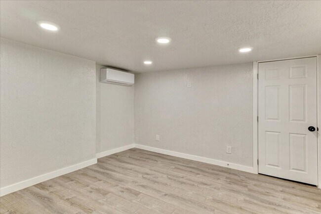 Building Photo - 672 S 200 W