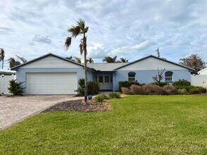 Building Photo - Gorgeous Pool Home in Satellite Beach!!