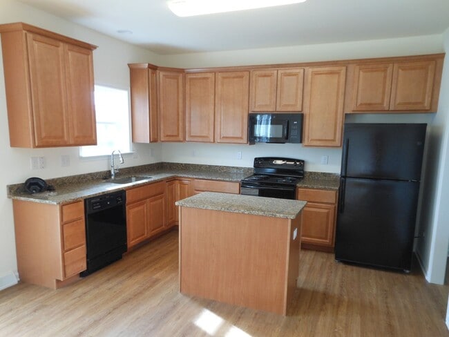 Building Photo - Dont miss out on this great home! Available 12/12/25