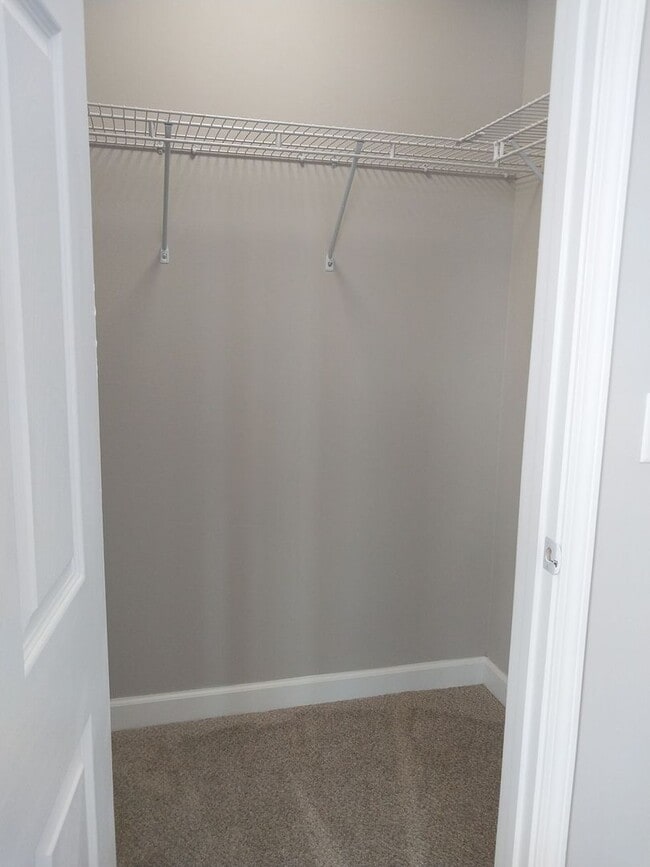 Building Photo - Gorgeous 3 Bedroom 2 Bath Townhome