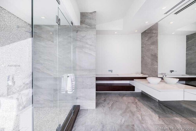 Building Photo - 521 Holiday Dr