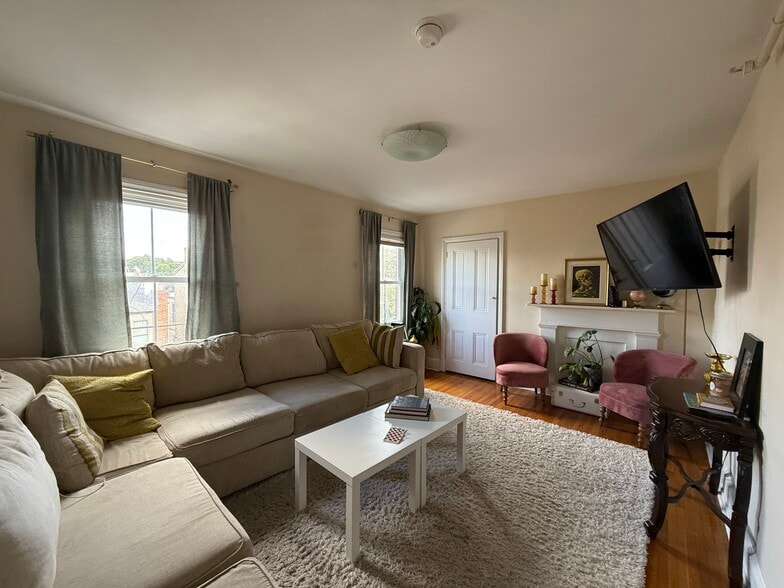 Living Room - 988 N 5th St