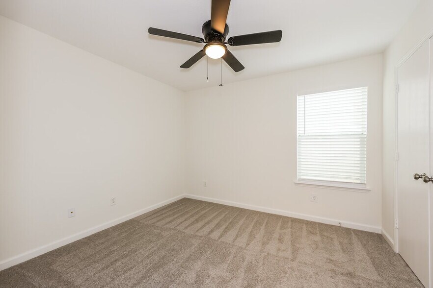 Building Photo - 10701 Many Oaks Dr