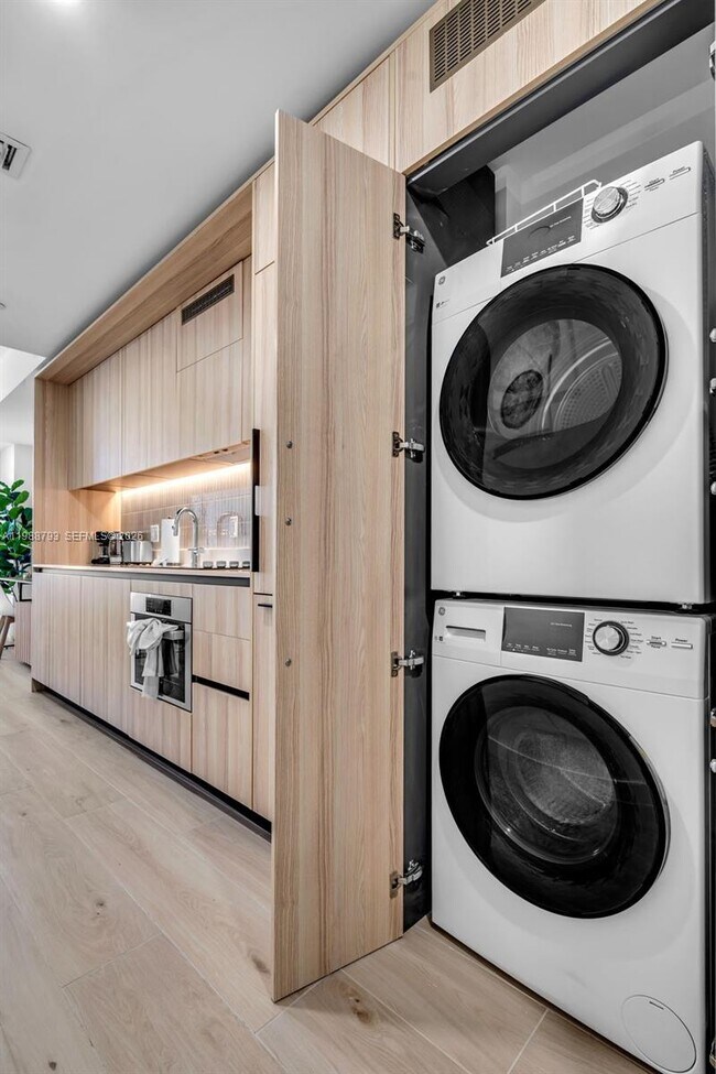 Building Photo - 225 N Miami Ave