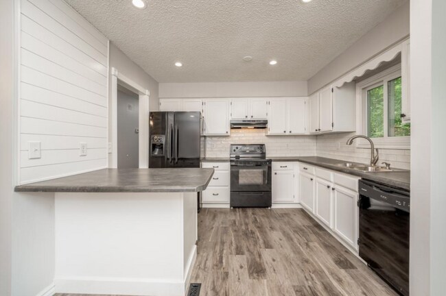 Building Photo - Cute 3 bedroom house near shopping, restau...