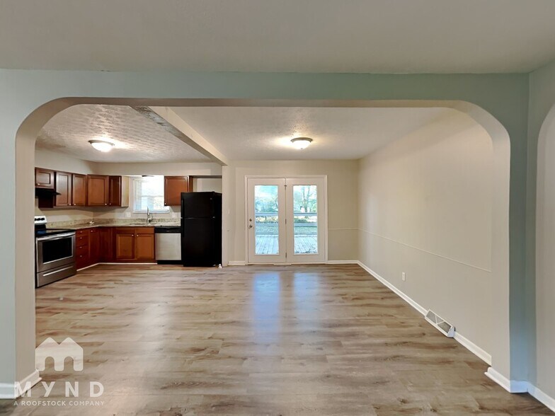 Building Photo - 1853 Tamarack Ct N
