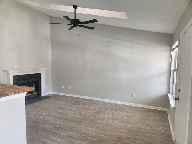 Building Photo - Completely Renovated in 2023 Second Level Condo