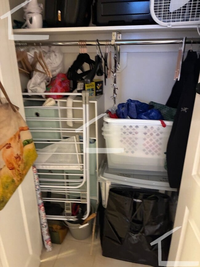 Building Photo - Nicely renovated 1 bed unit  near the Green Line