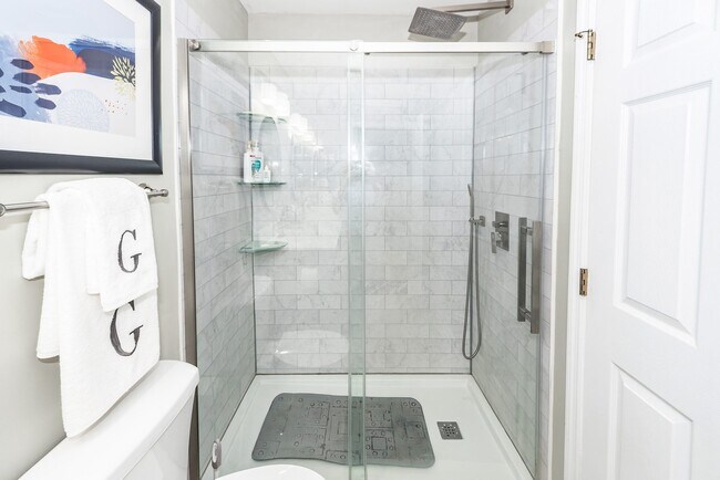 Building Photo - 7988 Shadow Oak Dr