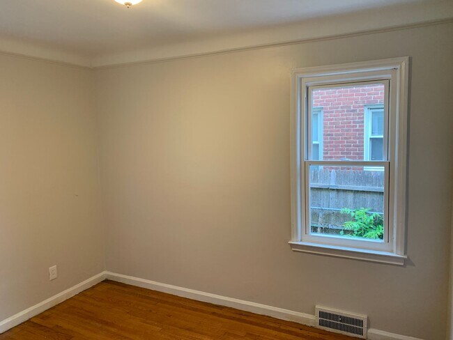 Building Photo - 2 bed 1.5 bath SFH Now Available!