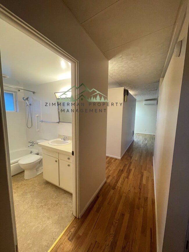 Building Photo - Quiet Friendly Street Neighborhood 3bd/1ba House