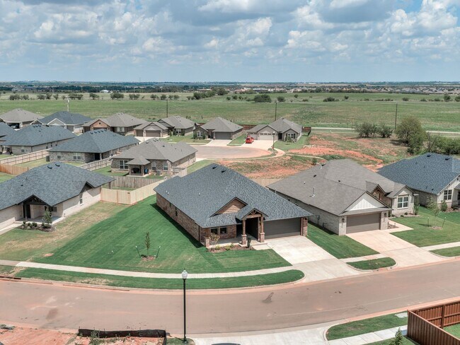 Building Photo - New Home In Yukon!