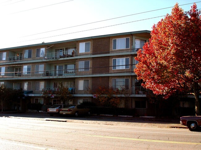 Building Photo - Spacious Renovated 2 Bed 1.5 Bath with Cor...