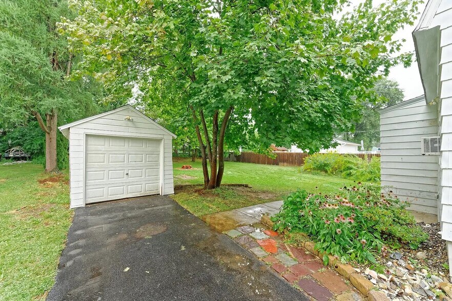 Building Photo - 1153 S Country Club Dr