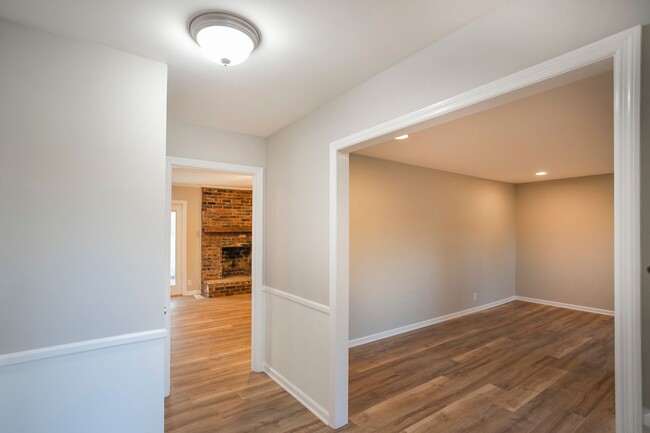 Building Photo - Beautifully Renovated Brentwood Home