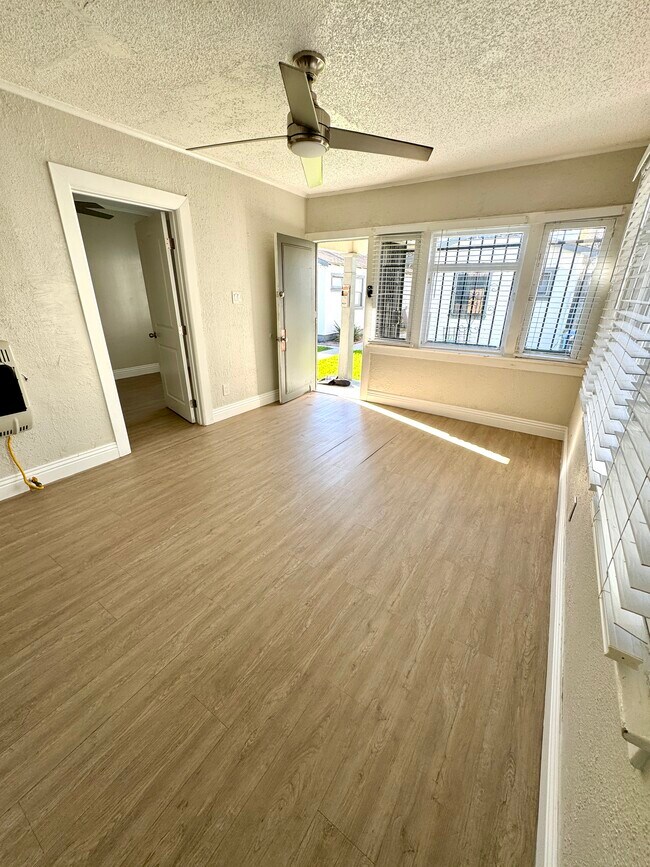 Building Photo - 4216 Woodlawn Ave