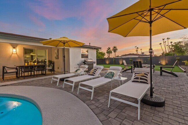Building Photo - 5002 E Paradise Dr