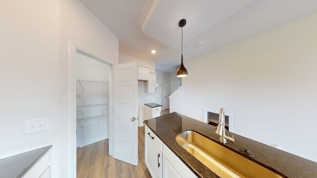 Building Photo - Modern Comfort, Great Location, and Pet-Fr...