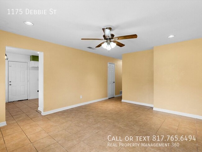 Building Photo - 1175 Debbie Dr
